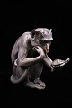 Stor porcelænsfigur fra Bing & Grøndahl af siddende abe der holder en lille skildpadde. ...