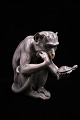 Stor 
porcelænsfigur 
fra Bing & 
Grøndahl af 
siddende abe 
(Filosof) der 
holder en lille 
...