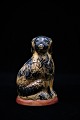 Gammel svensk sparegris i form af hund i bemalet keramik med fin patina. Højde: 13cm.