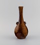 Takahara Satoshi &#39640;&#21407;&#25935; (1934-2011), japan. Unika Bizen vase i 
stentøj med hanke. 1980/90