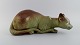Lladro, Spanien. Stor og sjælden skulptur i glaseret keramik. Liggende kat. 1960'erne.Måler: ...