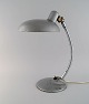 Justerbar skrivebordslampe i original metallisk hammerlak. Industrielt design, 
midt 1900-tallet.
