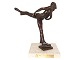 Royal Copenhagen bronzefigur af skøjteløber på marmorsokkel.Designet af Designet af ...