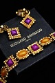 Vintage Edouard Rambaud smykker , bestående af guldbelagt ørenringe og halskæde med farvet sten. ...