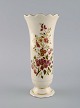 Zsolnay vase i cremefarvet porcelæn med håndmalede blomster og gulddekoration. 
Sent 1900-tallet.
