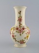 Zsolnay vase i cremefarvet porcelæn med håndmalede blomster og gulddekoration. 
Sent 1900-tallet.
