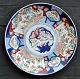 Stort Imari porcelæns fad, Meiji perioden, 19./20. årh. Japan. Polykrom dekoreret med planter, ...