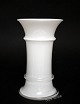 Holmegaard, MB serien designet af Michel Bang i 1981. Mellem vase i formblæst opal hvid glas med ...