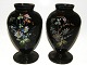 Et par 
signerede vaser 
i sort glas med 
bemaling.
Højde 19 cm.
De er 
signerede i 
bunden, ...