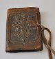 Antik notesbog med læderindbinding, 19. årh. Bind dekoreret med Fleur de Lis. Med div. noter og ...