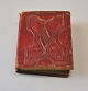 Miniature 
fotoalbum i 
rødt læder, 19. 
årh Danmark. 
Indeholdende 
miniature 
fotografier af 
bl.a. ...