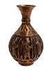 Persisk vase af kobber med motiver i relief af mænd og løve.Højde: cirka 16,50 ...