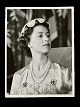 Vintage sort/hvidt foto, gelatine silver, af den engelske dronning Elizabeth fra den 2. oktober ...