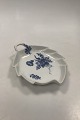 Royal 
Copenhagen Blå 
Blomst Svejfet 
Bladformet 
Asiet nr. 1599. 
23cm x 18cm ( 
9.06 inch x 
7.09 inch )