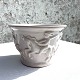 Bornholmsk keramik, Hjorth, Hvid urtepotteskjuler med ryttere til hest, 16,5cm i diameter, 11cm ...