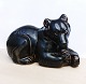 "Liggende brun bjørn". Figur i keramik af bjørnemor fra Royal Copenhagen formgivet af Knud Kyhn. ...