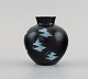 Europæisk 
studiokeramiker.
 Unika vase i 
glaseret 
stentøj. 
Lyseblå strejf 
på sort 
baggrund. ...