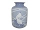 Bing & Grøndahl vase med to hvide duer.Af fabriksmærket ses det, at denne er produceret ...