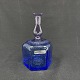 Højde 15 cm.Signeret Noon Artist Col  B. Vallien 47825.Vasen er i spættet blåt glas med ...