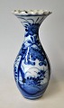 Arita vase, 
Japan, 19. årh. 
Blåmalet med 
blomster. Med 
flæset kant. 
H.: 19,5 cm.