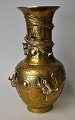 Kinesisk bronze vase, 20. årh. Dekoreret med slygende drager. Korpus rigt dekoreret med lotus og ...