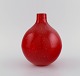 Skandinavisk glaskunstner. Unika vase i rødt mundblæst kunstglas med indlagte bobler. Sent ...