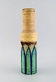 Italiensk 
studiokeramiker.
 Cylindrisk 
vase i glaseret 
stentøj. 
Håndmalede 
grønne blade på 
gul ...