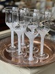 Sæt på 6 smukke mundblæste / håndlavede vinglas med lang stilk i klart og hvidt glas. Glassene ...