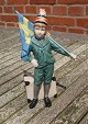 Kongelig figur Pontus eller Dreng med Svensk flag. ...