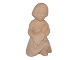 Søholm 
terracotta 
figur af pige 
med dukke.
Dekorationsnummer 
757.
Højde 12,0 cm.
Fin og ...