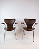 Et sæt af syver 
stole, model 
3207, med arme 
i mørke brunt 
farvet læder 
designet af 
Arne Jacobsen 
...
