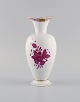 Herend Chinese Bouquet Raspberry vase i håndmalet porcelæn. Lyserøde blomster og gulddekoration. ...