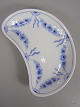 B&G. 14 Empire  
Halvmåneformet 
Sidetallerken
1. sort. L: 
19,5 cm.  B: 
11,5 cm.