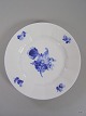 R.C. 10/8514 
Blå Blomst 
Kantet 
Tallerken 
2. sort.  D: 
19 cm.