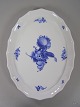 R.C. 10/8578 
Blå Blomst 
Kantet Ovalt 
Fad
1. Sort.  L: 
29 cm.  B: 21,5 
cm.