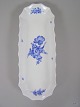 R.C. 10/8609 
Blå Blomst 
Kantet 
Rouladefad
1. Sort.  L: 
38,5 cm.  B: 14 
cm.