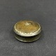 Diameter 5 cm.Fin æske fra 1920'erne med små indlægninger i sølv.Æsken er i en tidlig ...