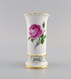 Meissen Pink Rose vase i håndmalet porcelæn med guldkanter. Tidligt 1900-tallet.Måler: 14,5 x ...