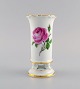 Meissen Pink 
Rose vase i 
håndmalet 
porcelæn med 
guldkanter. 
Tidligt 
1900-tallet.
Måler: 14,5 x 
...