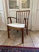 Dansk snedker armstol i bejdset bøgetræ sæde betrukket med hvidt stof. Udført ca. 1930'erne. ...