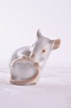 Bing & Grøndahl porcelænsfigur, lille hvid mus som bider sig i halen nr. 1728. Højde 5cm. 1. ...