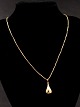 8 karat guld 
vedhæng 2 x 1,1 
cm. og kæde 46 
cm. emne nr. 
505636