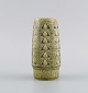 Palshus vase i glaseret stentøj med mønstret dekoration. Smuk glasur i sand nuancer. ...