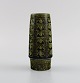 Palshus vase i glaseret stentøj med mønstret dekoration. Smuk glasur i mørkegrønne nuancer. ...