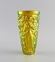 Zsolnay vase i glaseret keramik modelleret med kvinder der plukker druer. Smuk lustreglasur. ...