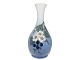 Royal Copenhagen vase med blomster.Af fabriksmærket ses det, at denne er produceret i mellem ...