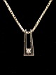 14 karat hvid 
guld vedhæng 
0,5 x 1,3 cm. 
med diamant og 
kæde 46 cm. 
emne nr. 506029