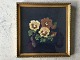 Korsstingsbroderi 
i guldramme.
År ca. 1910.
Stedmoderblomster 
på sort 
baggrund.
Indrammet 
28x28