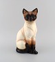 Goebel, Vesttyskland. Stor kat i porcelæn. 1970/80'erne. Måler: 27,5 x 16 cm.I flot ...