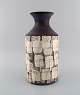 Mari Simmulson (1911-2000) for Upsala-Ekeby.  Stor vase i håndmalet og glaseret keramik. ...